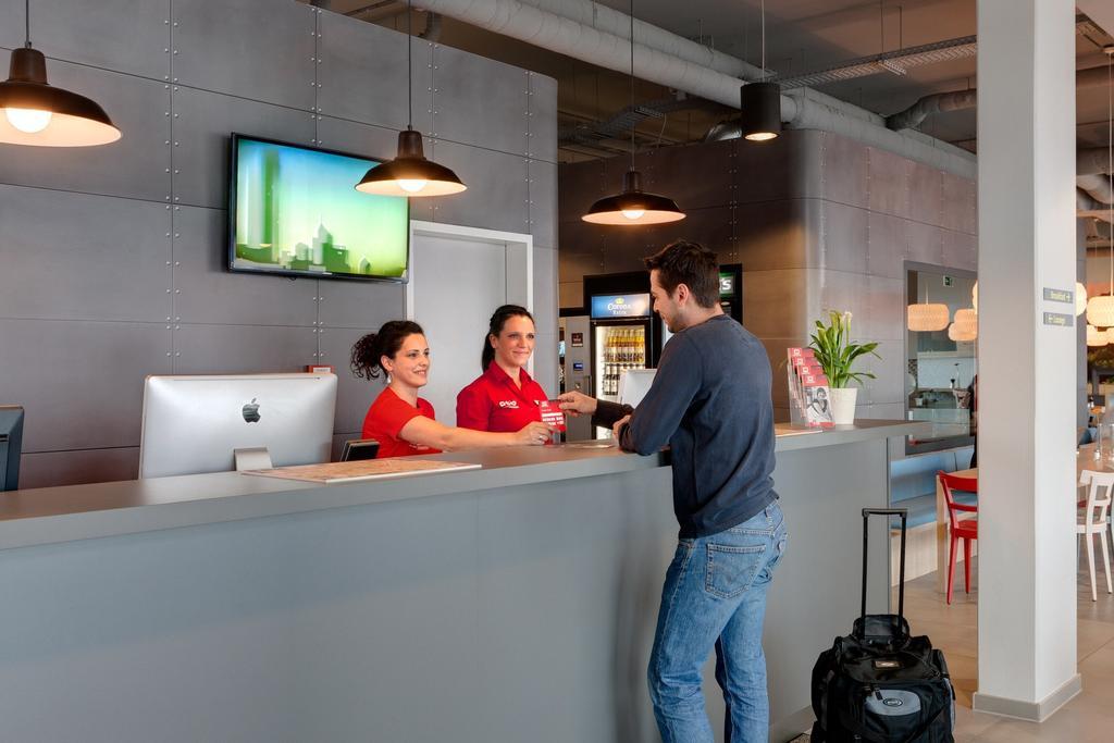 Meininger Hotel Berlin Airport Esterno foto