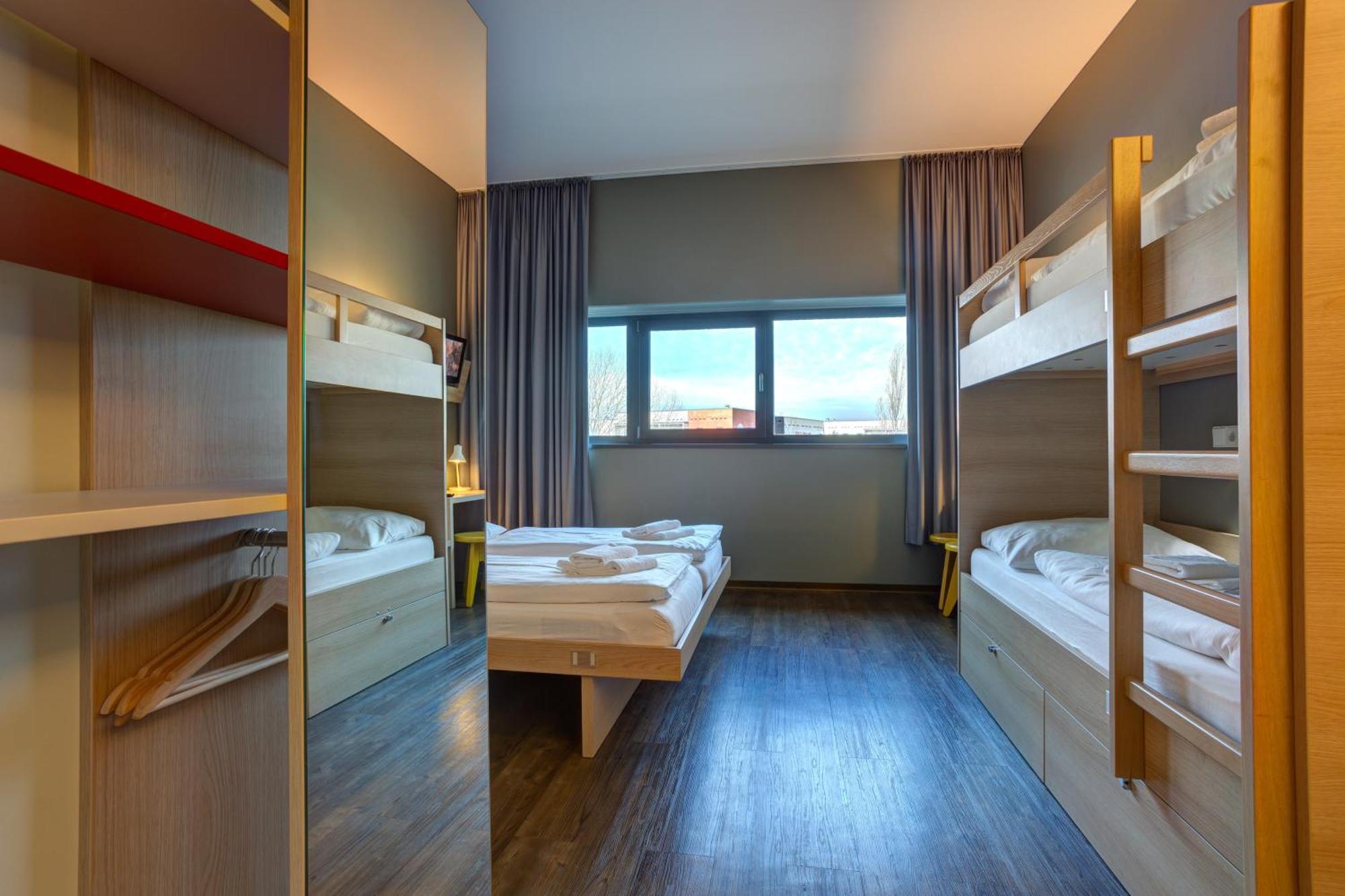 Meininger Hotel Berlin Airport Esterno foto