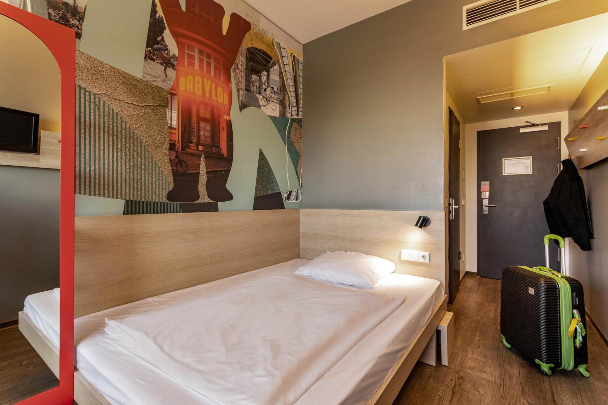 Meininger Hotel Berlin Airport Esterno foto