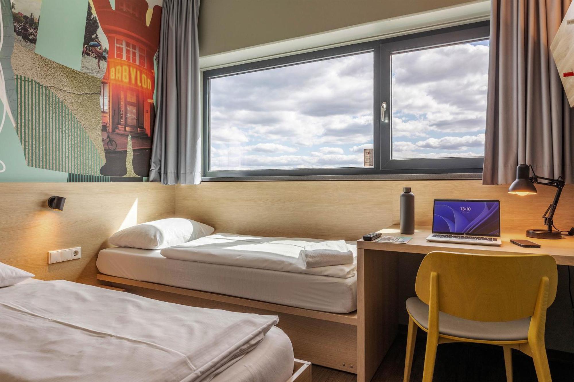 Meininger Hotel Berlin Airport Esterno foto