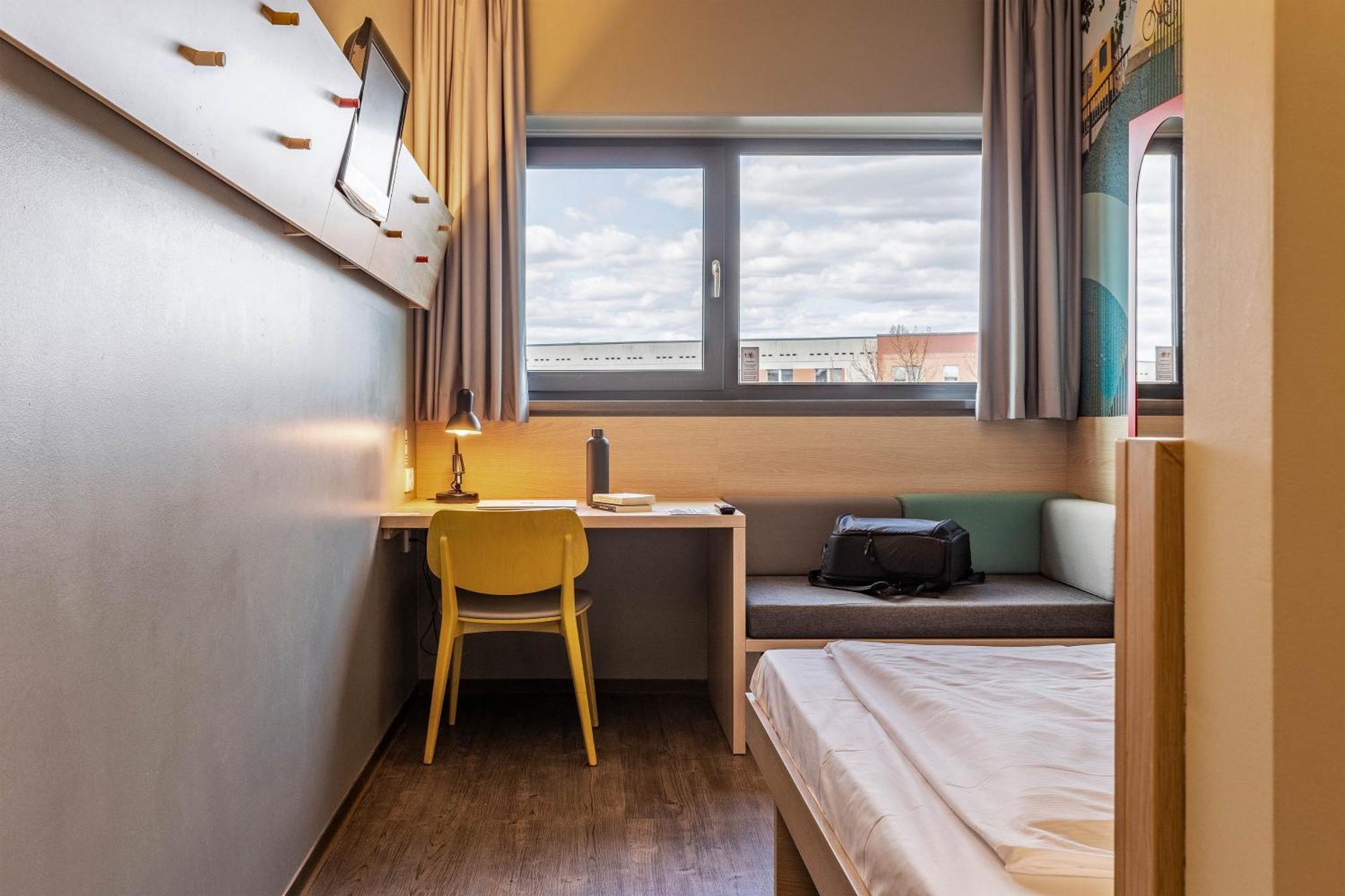 Meininger Hotel Berlin Airport Esterno foto