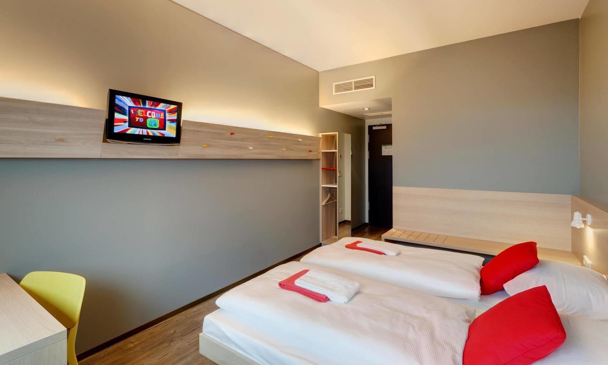 Meininger Hotel Berlin Airport Esterno foto
