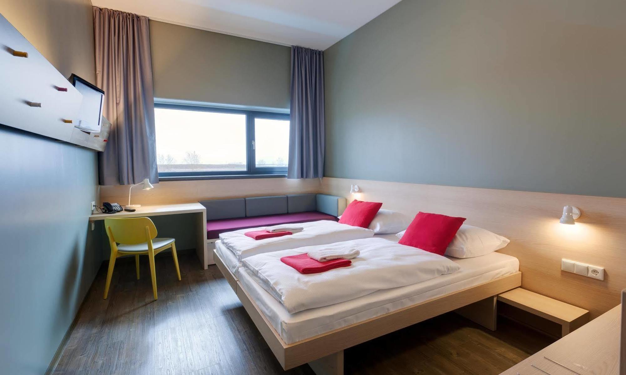 Meininger Hotel Berlin Airport Esterno foto