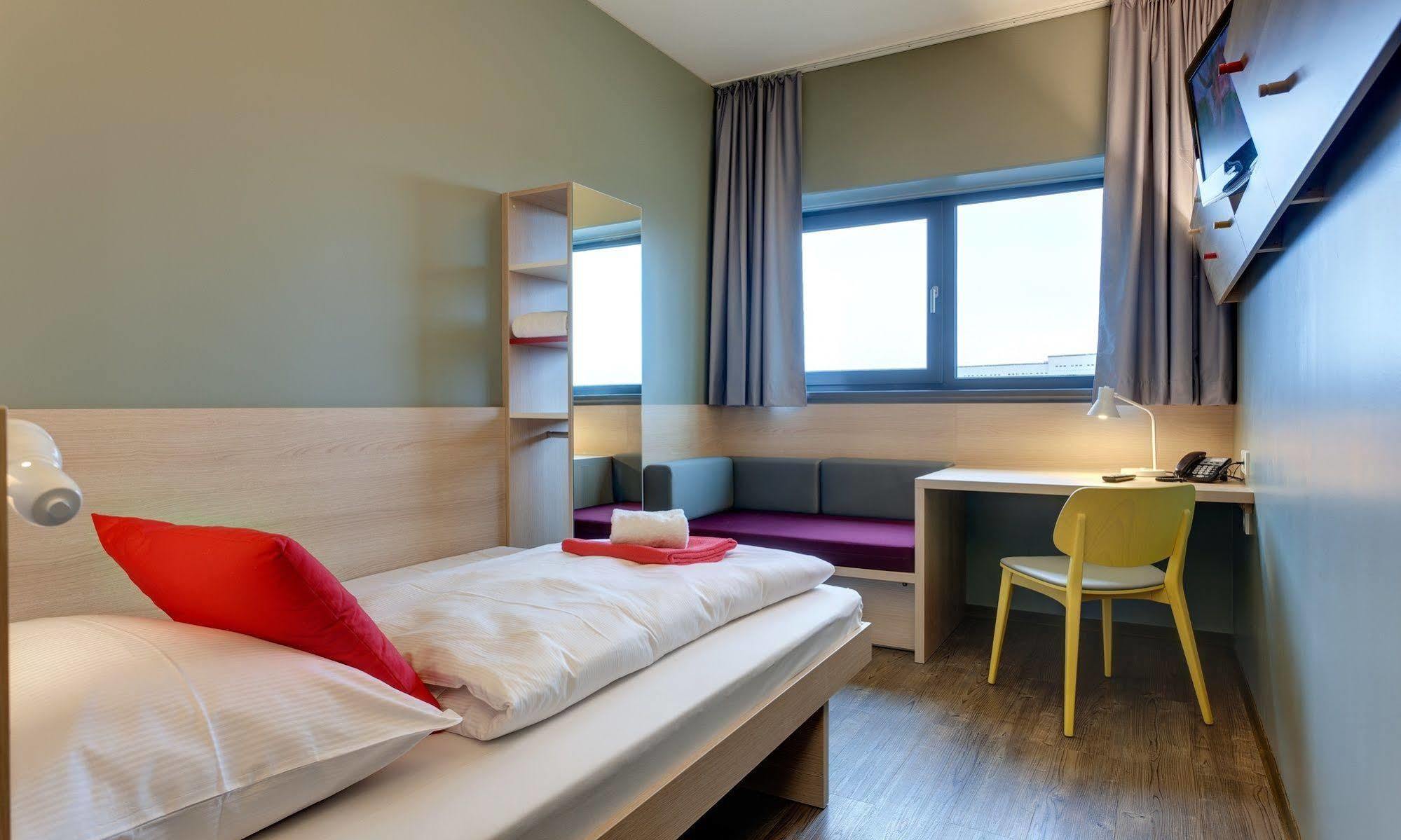Meininger Hotel Berlin Airport Esterno foto