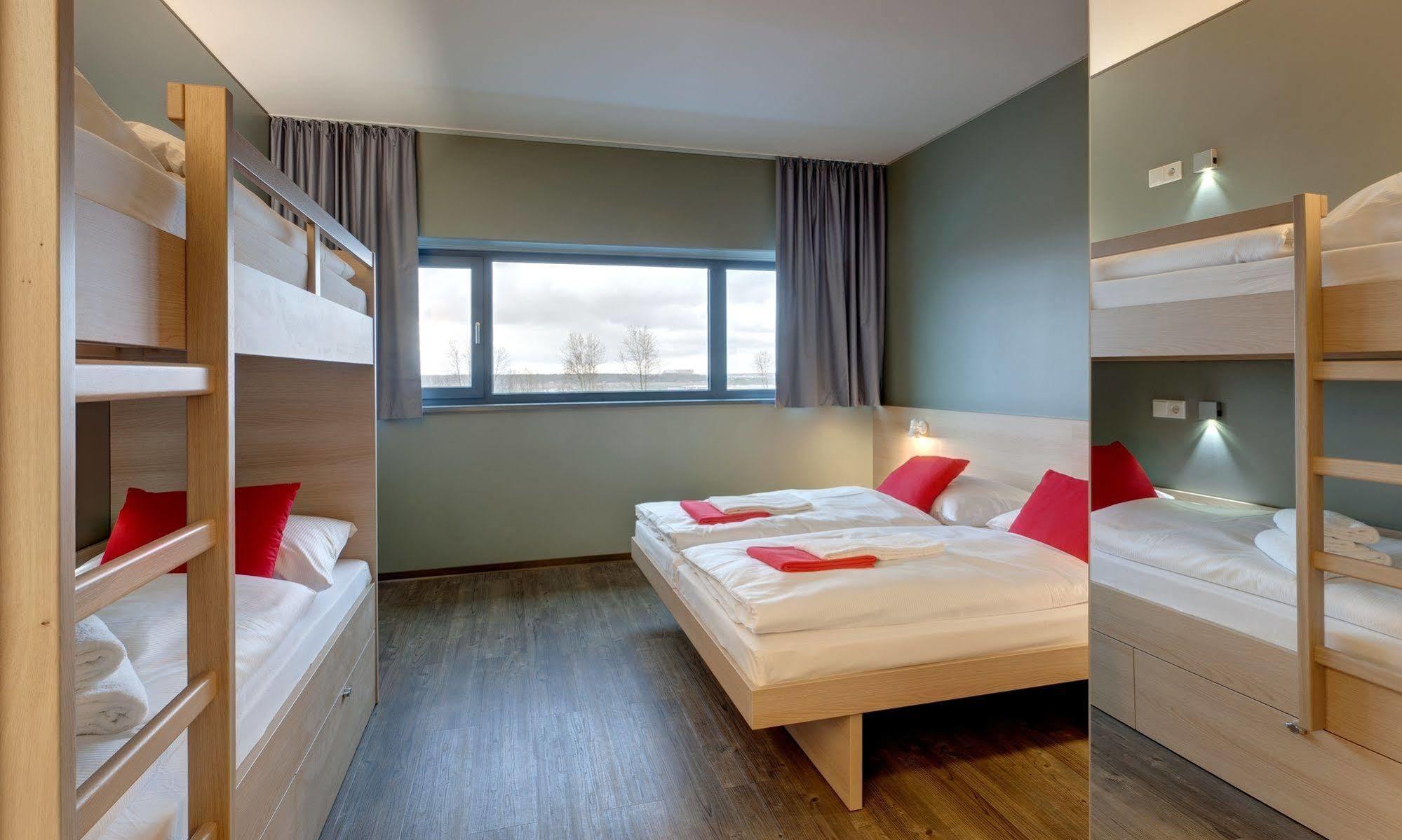 Meininger Hotel Berlin Airport Esterno foto
