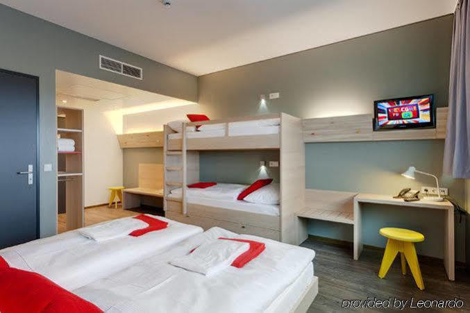 Meininger Hotel Berlin Airport Esterno foto