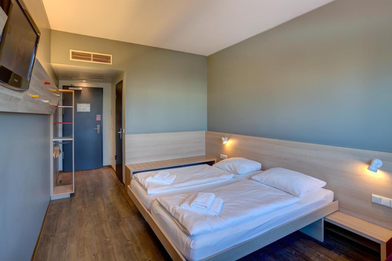 Meininger Hotel Berlin Airport Esterno foto