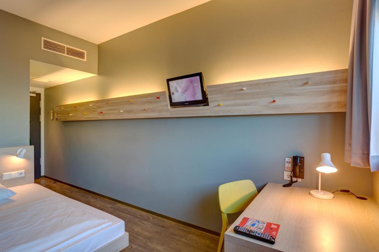 Meininger Hotel Berlin Airport Esterno foto