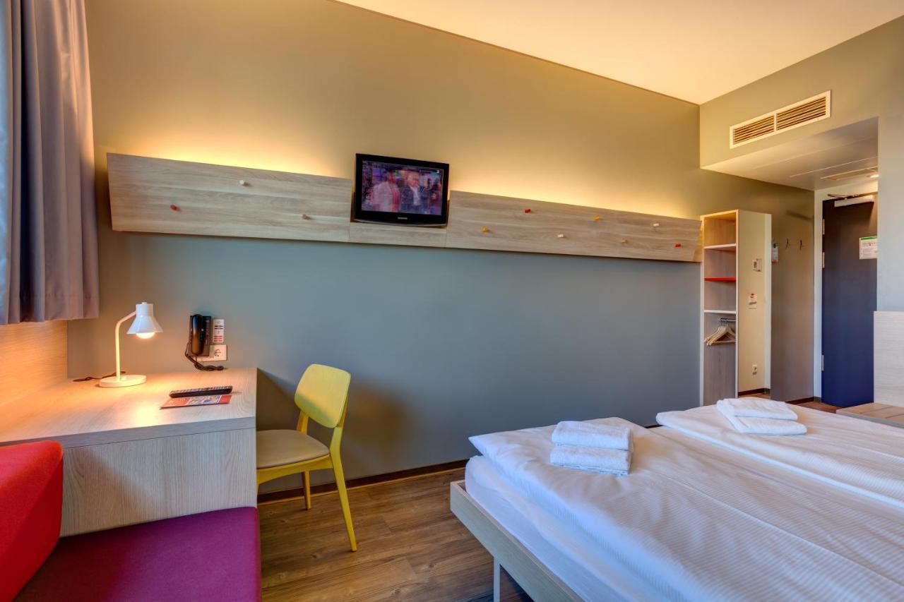 Meininger Hotel Berlin Airport Esterno foto